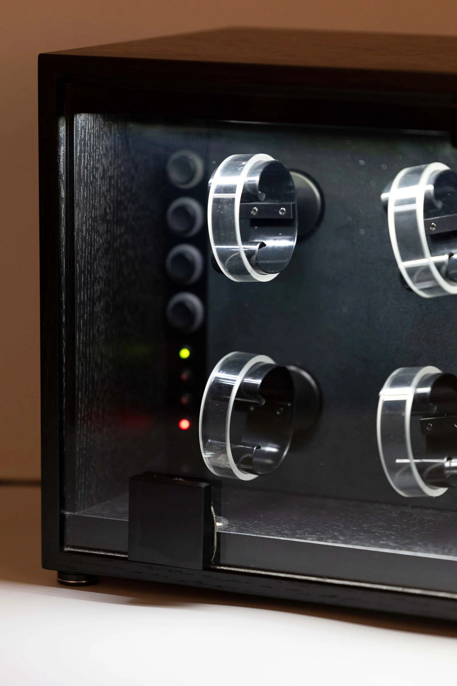 T'z Products日本製高級ワインディングマシーンASTRA CUSTOM時計8本巻き用の、時計ホルダーとスイッチの位置のクローズアップの商品画像